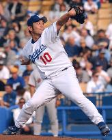 Dodgers' Nomo picks up 100th win in majors